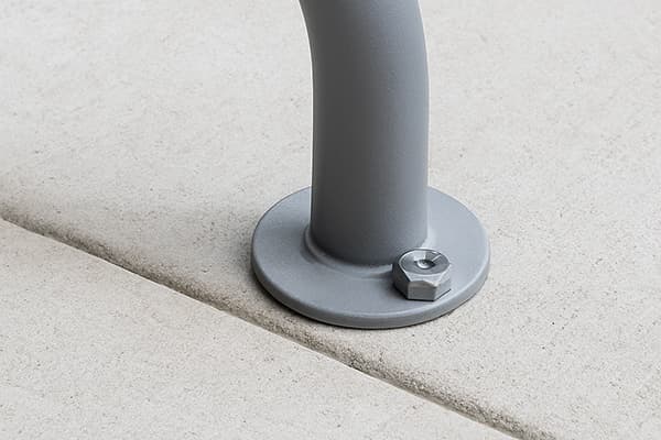 Securely Mounts to the Ground